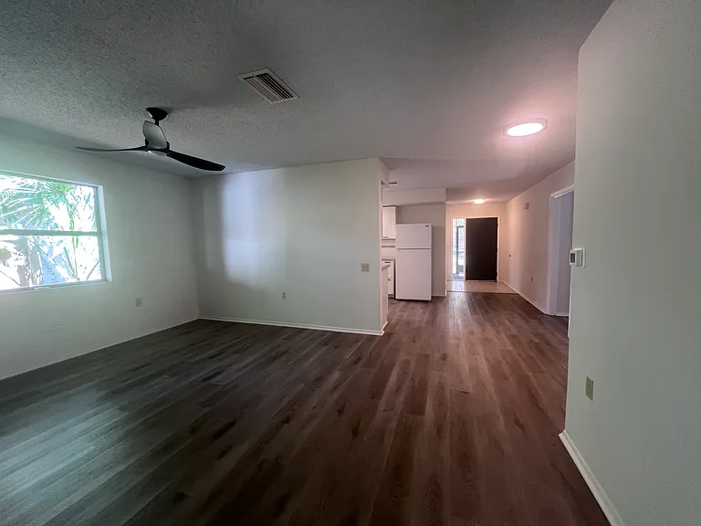 2563 Temple St — Photo 14