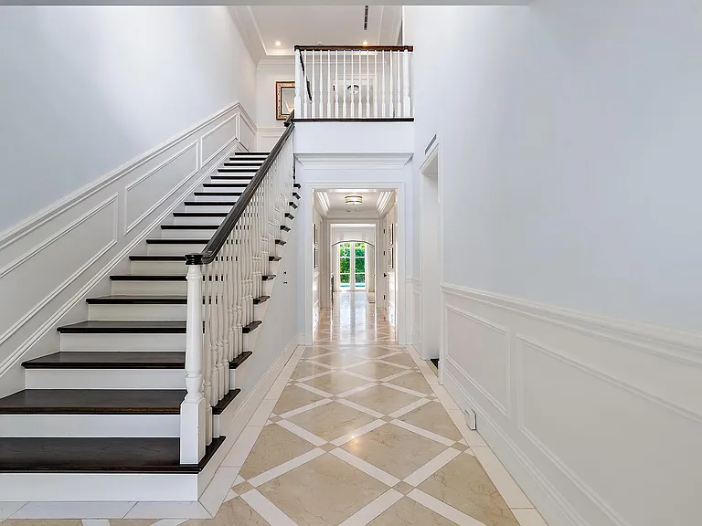 210 Emerald Ln — Photo 4