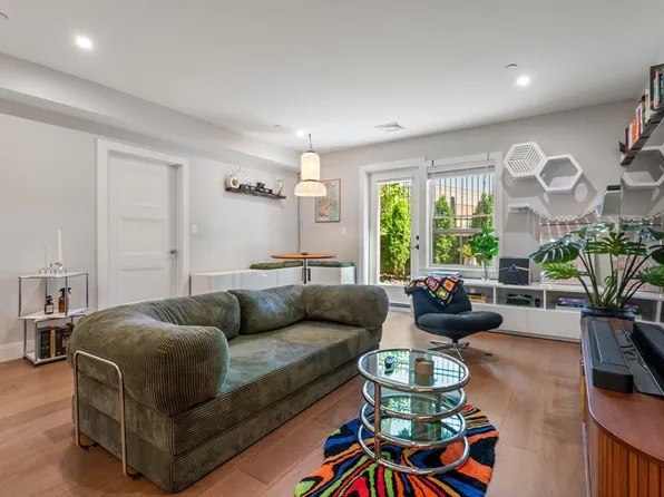 425 Lagrange St Unit 105, West Roxbury, MA 02132