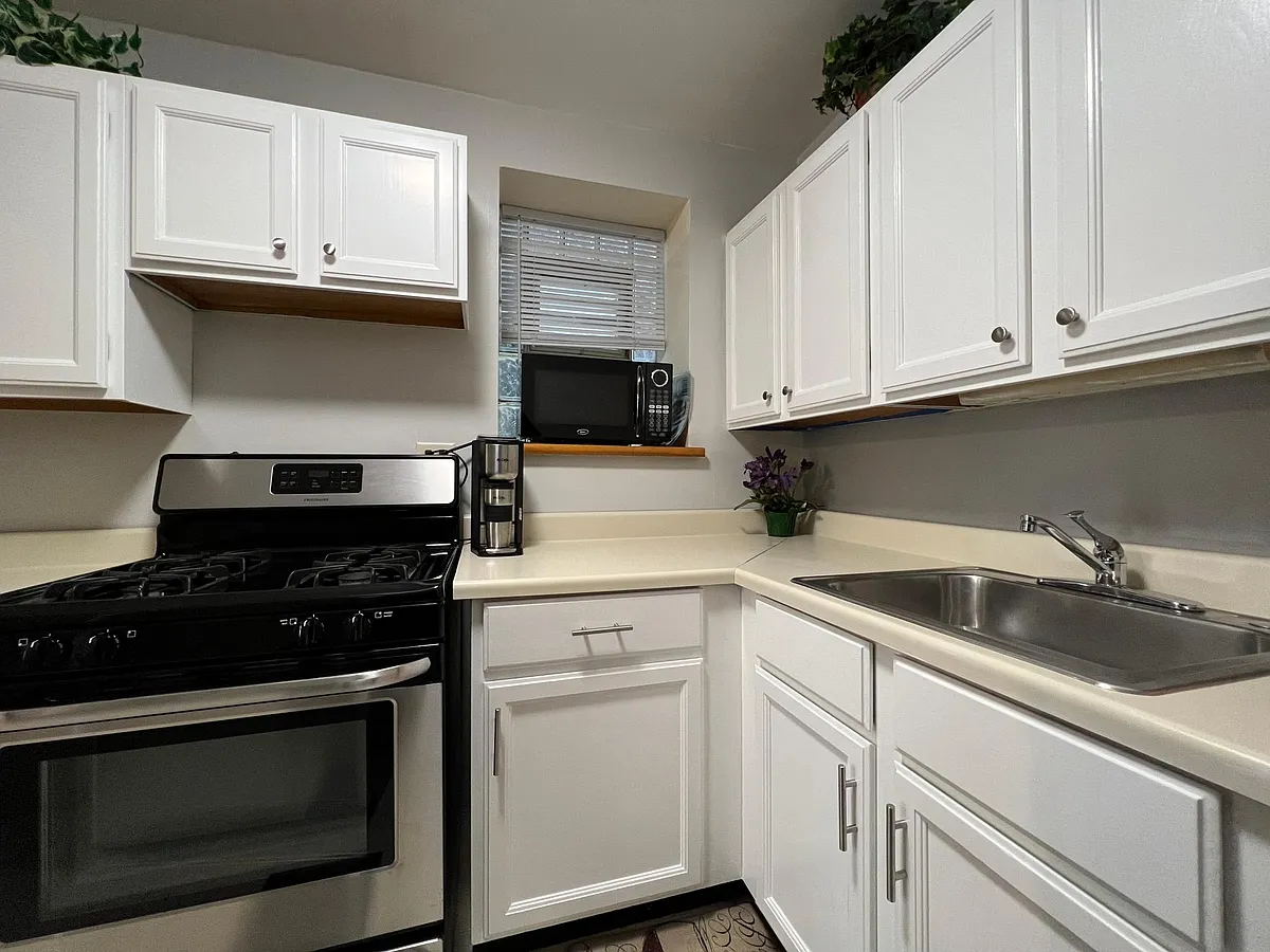 Building Photo - 1214 N Paulina St #1F