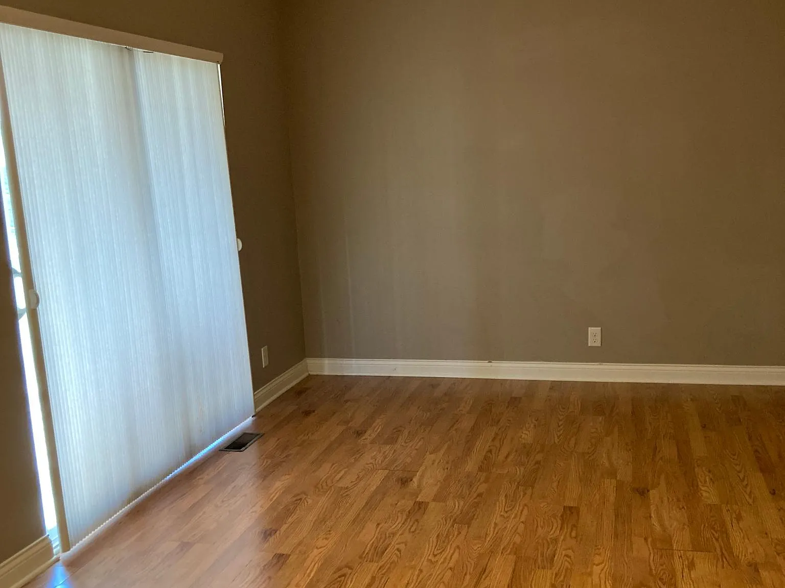 4 bed, 3.5 bath, 1574 sqft, $2,400 — Photo 4