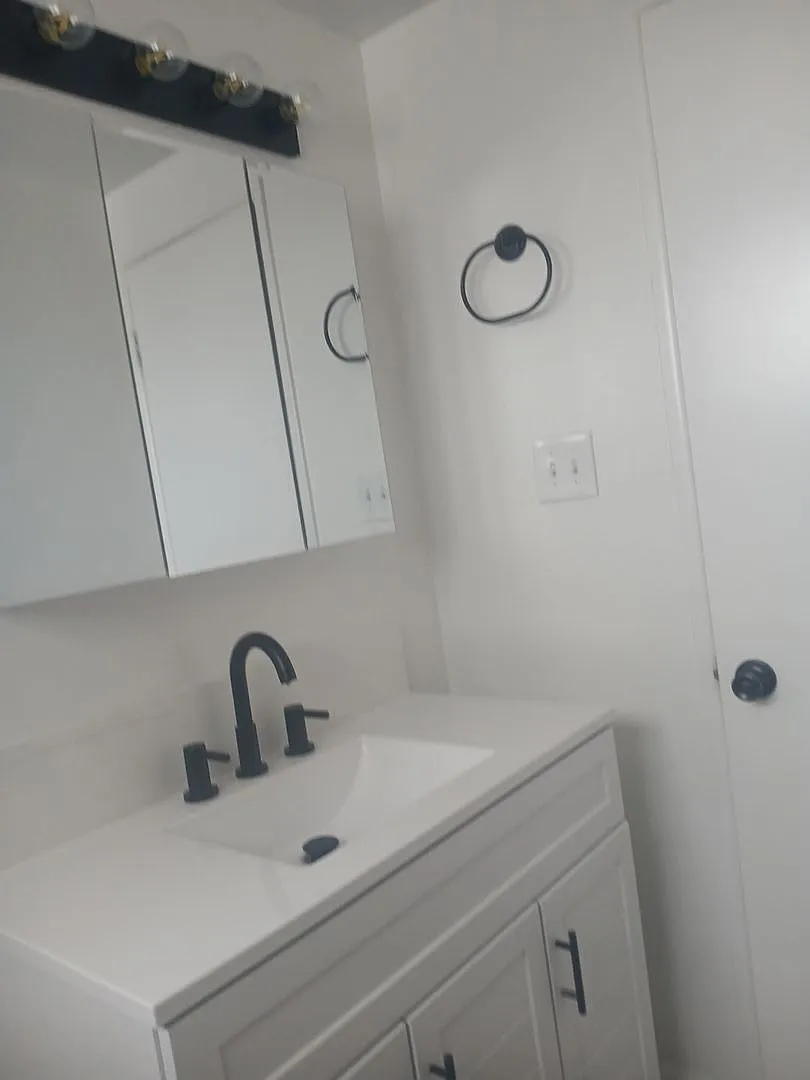 2 Bedroom 1 Bath For Rent in Gardena — Photo 3