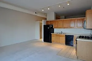 1000 E 53rd St #6 — Photo 5