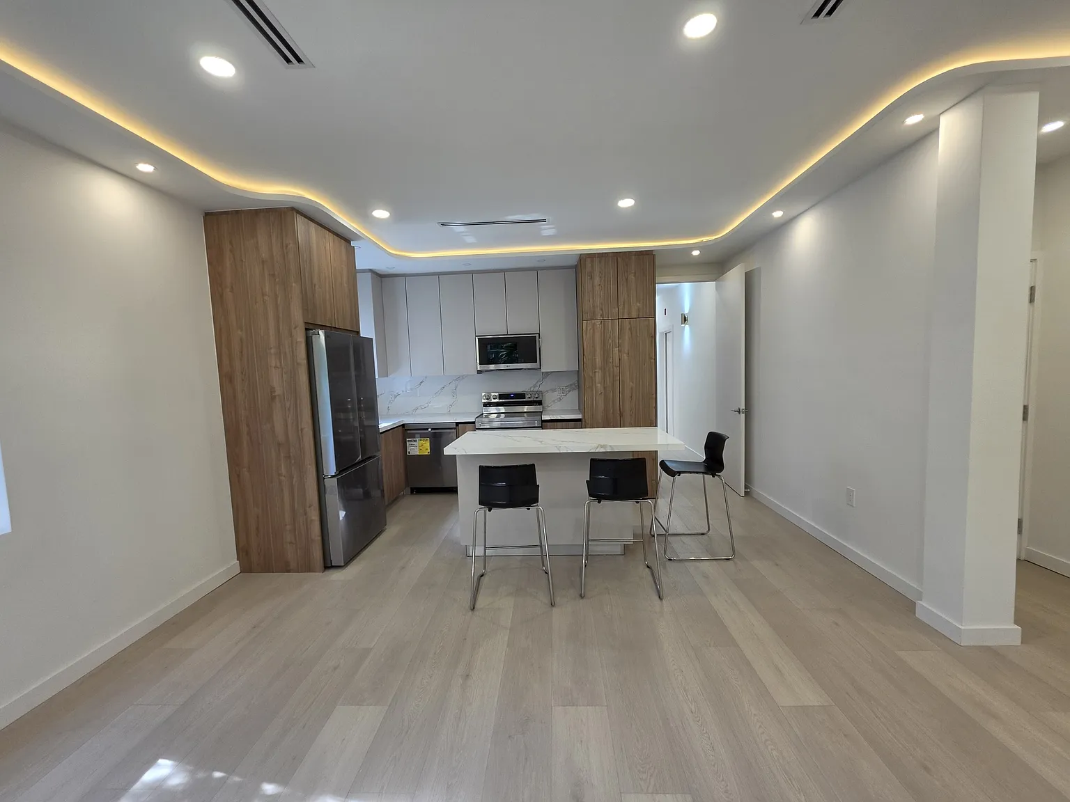 2 bed, 875 sqft, $3,495 — Photo 3