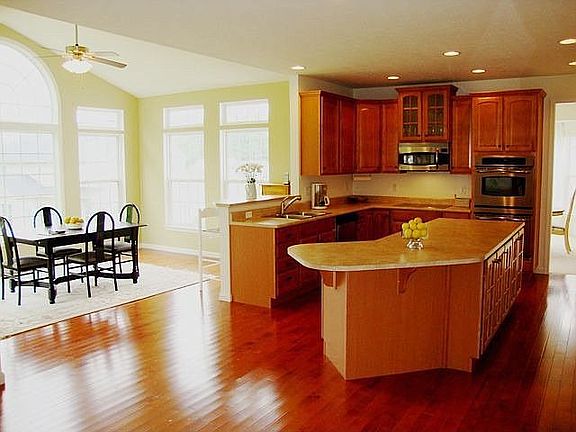 3rd image of 10121 Westridge Ln