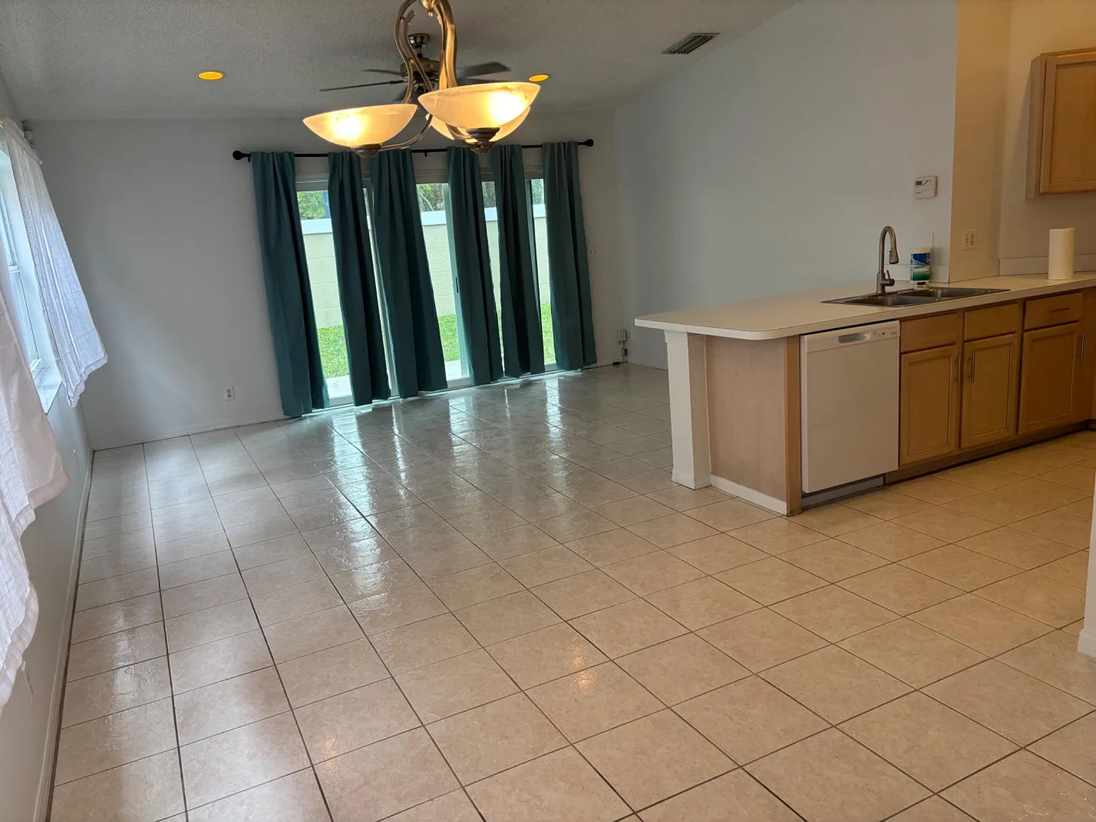 3 bed, 2.0 bath, 1405 sqft, $3,179 — Photo 4