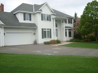 6699 Mulberry Cir E, Chanhassen, MN 55317