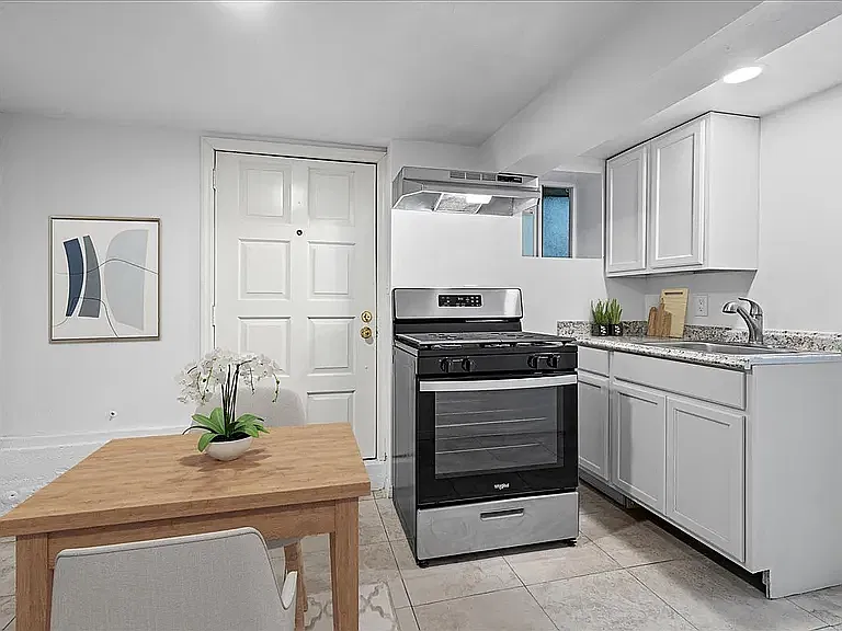 Studio, 360 sqft, $1,700 — Photo 4