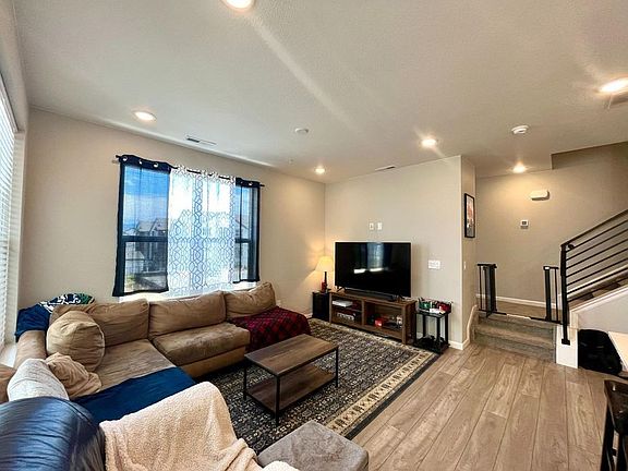 5th image of 817 Beckton Hts