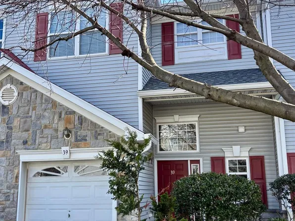 39 Rozalyn Ln, Laurence Harbor, NJ 08879
