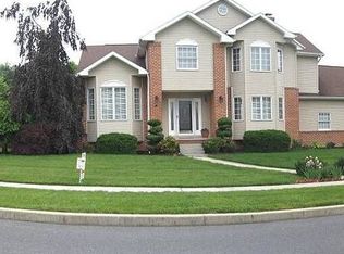 16 N Acorn Dr, Boiling Springs, PA 17007