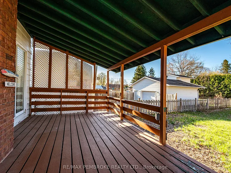 566 Perth St — Photo 44