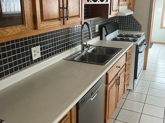 Kitchen with stove, fridge snd dishwasher