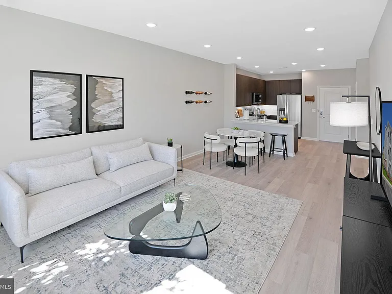 310 Berkeley Ln — Photo 2