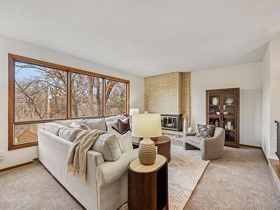 3rd image of 6064 Woody Ln NE