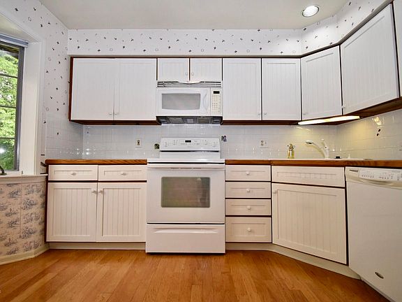 5th image of 3521 Eagle Bluff Dr NE #110