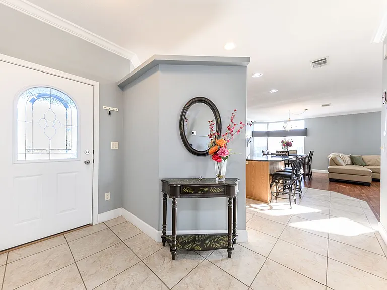 2 Emden Cir — Photo 8