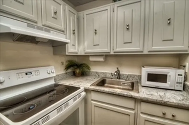 Sold by REMAX Elite | media 18