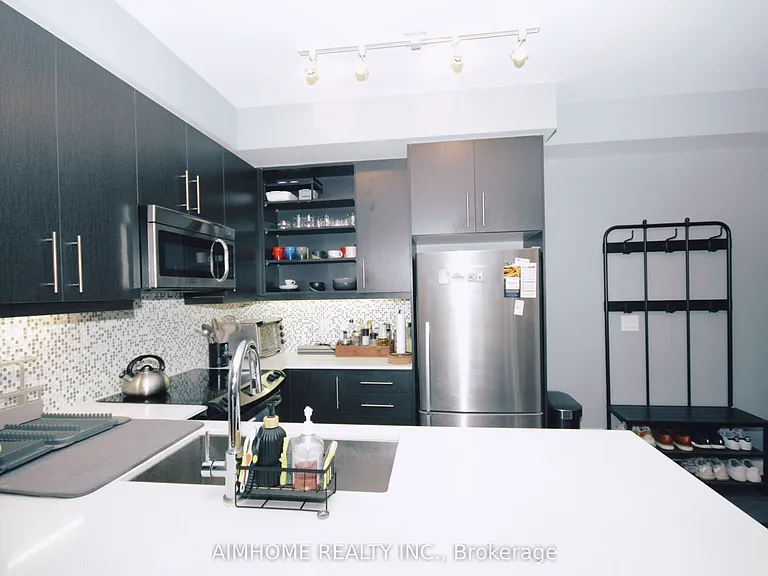 55 Oneida Cres #811 — Photo 2