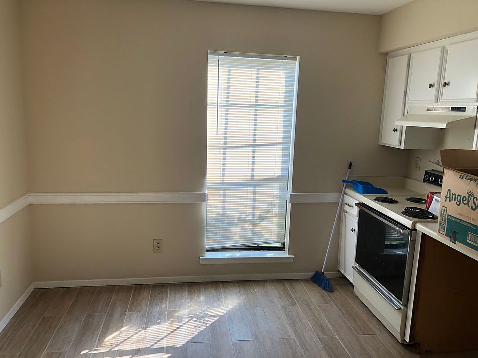 2nd image of 535 Hollow Wood Rd