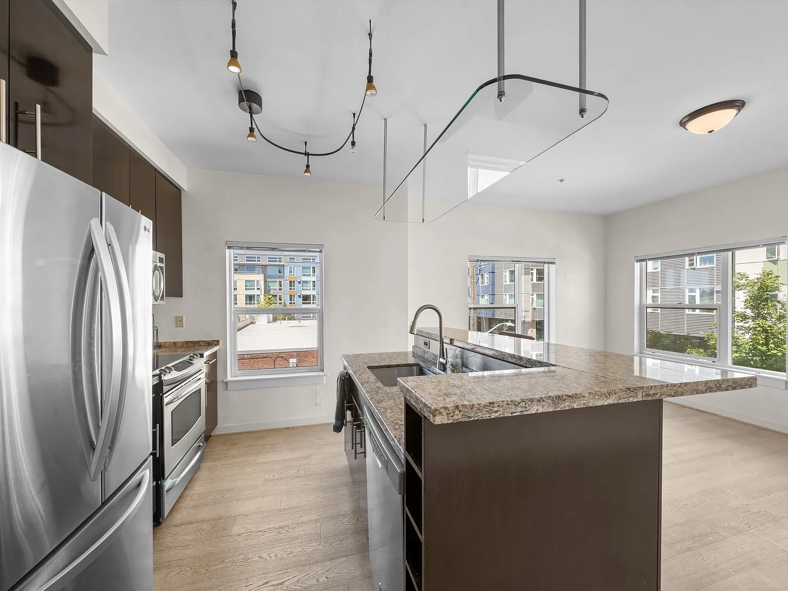 1 bed, 569 sqft, $2,400 — Photo 1