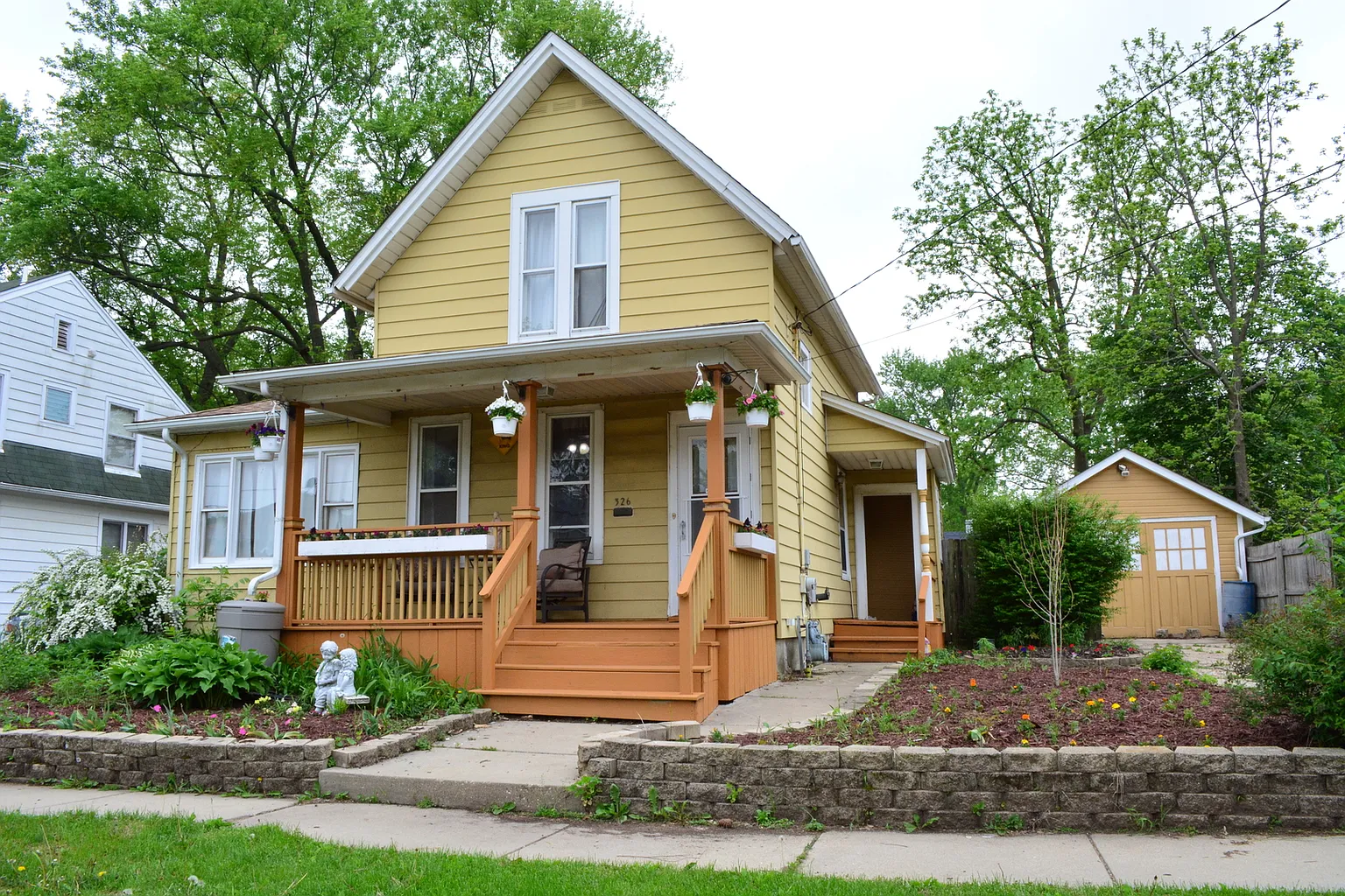 326 Gertrude St photo 1