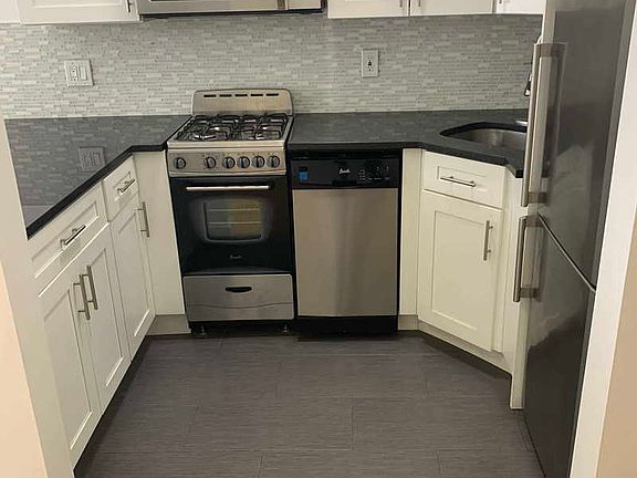 4th image of 346 W 52nd St Front 2E