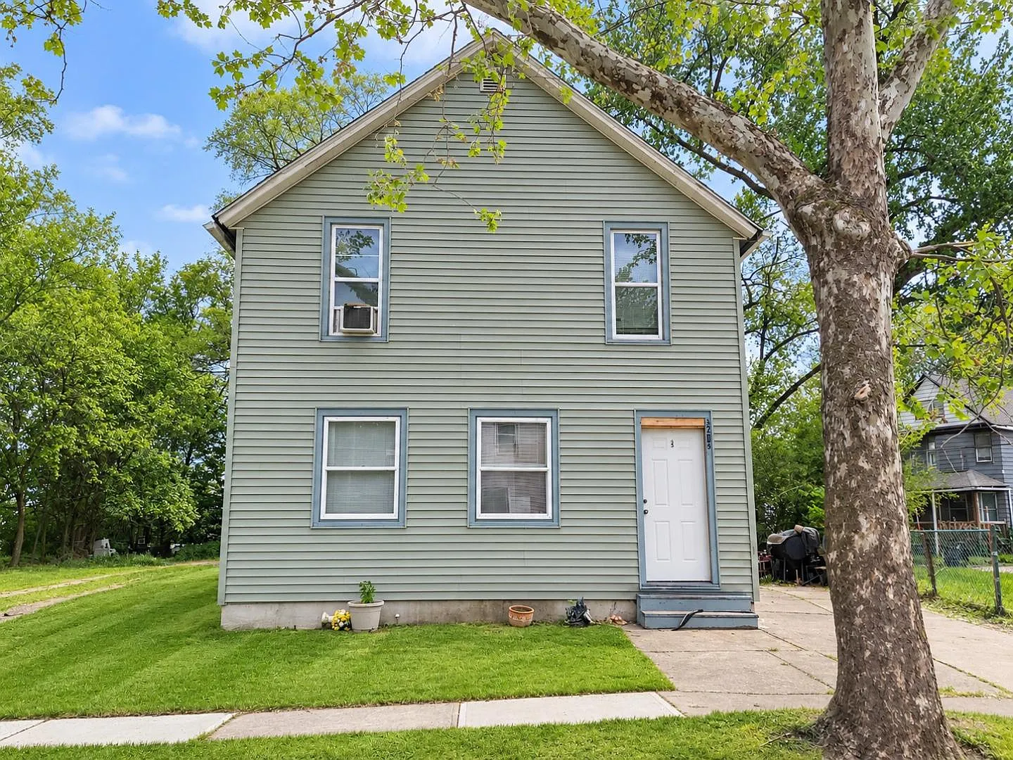 6215 Carpenter Ave - Up — Photo 1