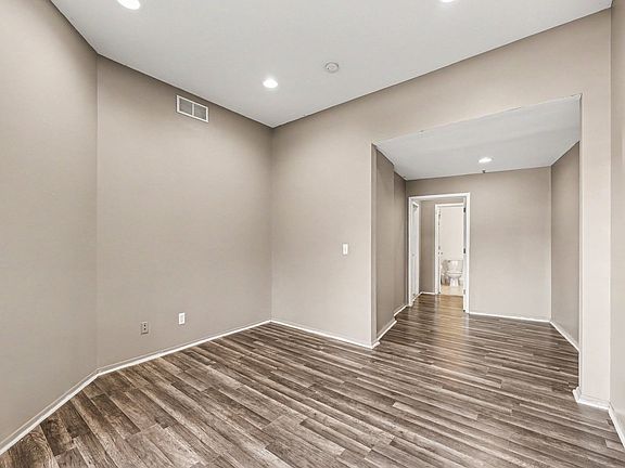 5th image of 32821 Grand River Ave #B