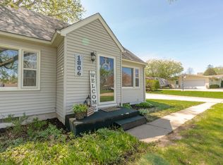 1806 Four Winds Dr, Cedar Falls, IA 50613