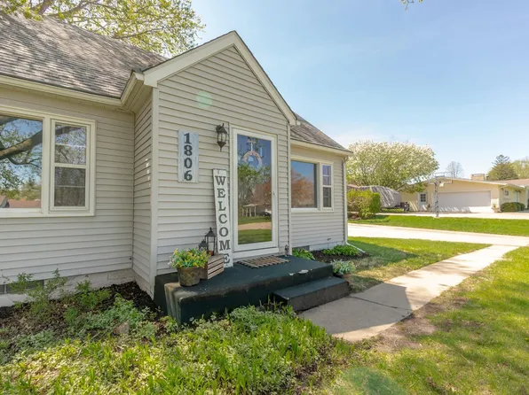 1806 Four Winds Dr, Cedar Falls, IA 50613