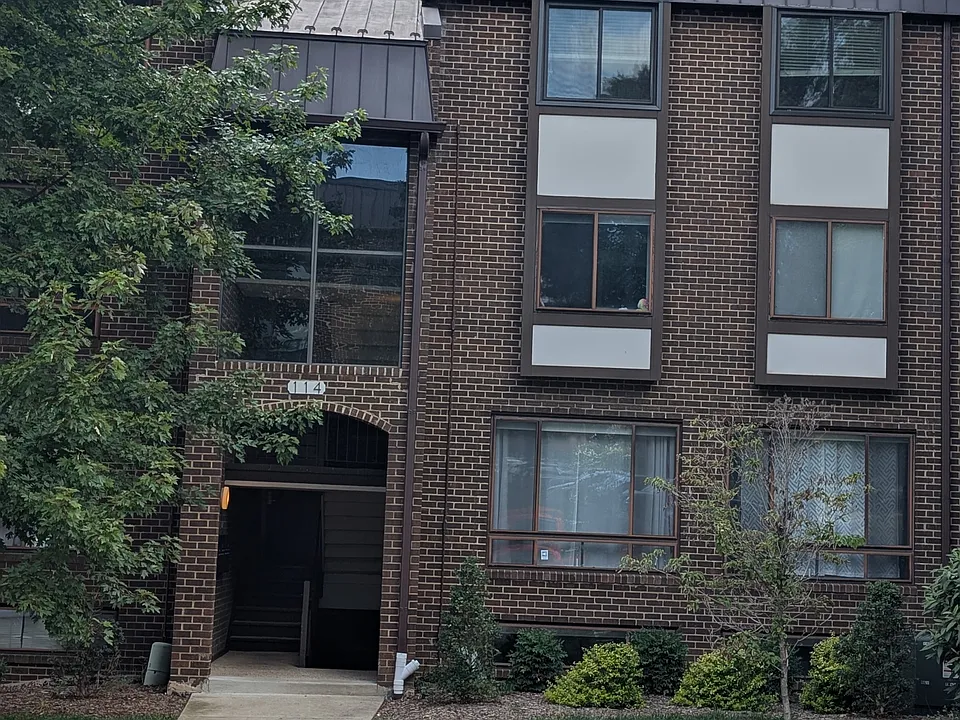 114 Roberts Ln #101