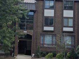 114 Roberts Ln, Alexandria, VA