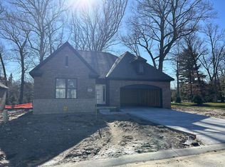 1048 Crestwyk Ln, Rochester, MI 48307