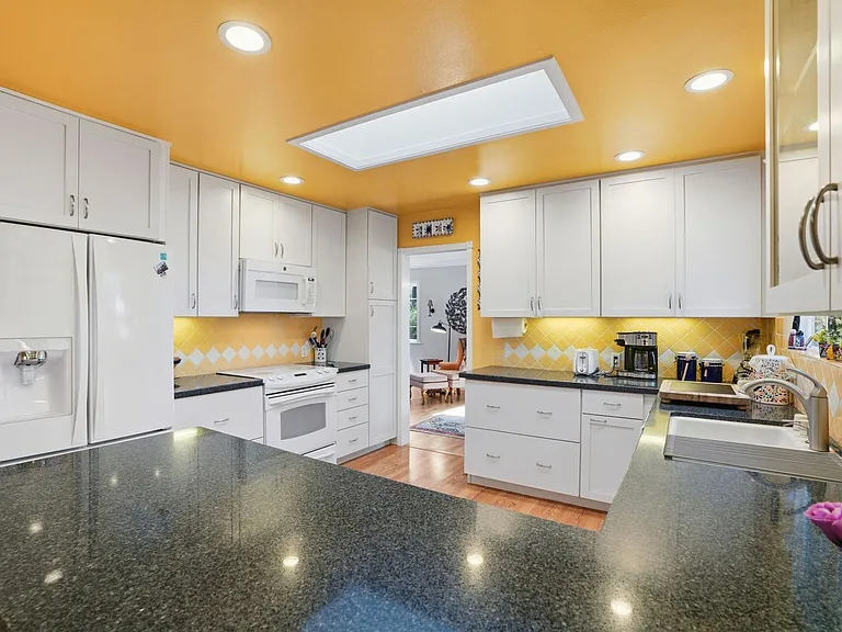 241 Soledad Dr — Photo 11