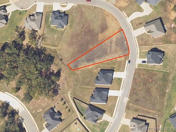 2nd image of 550 Woodlands Dr