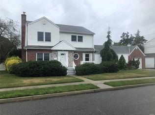 98 Cornwell Ave, Williston Park, NY 11596