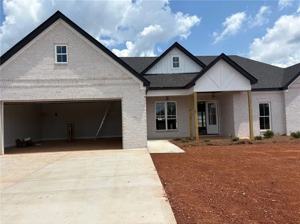 1105 Clara Dr E, Valley, AL 36854
