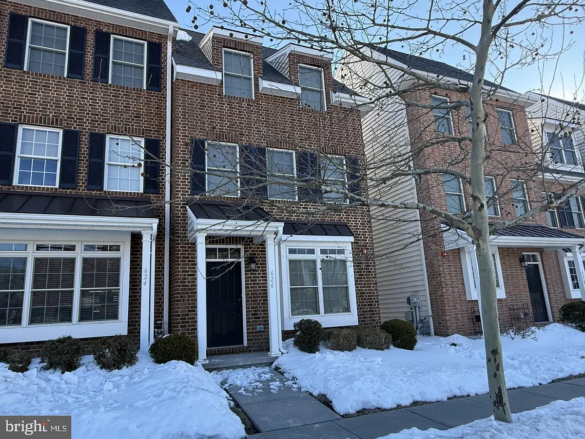 Building Photo - 626 D St