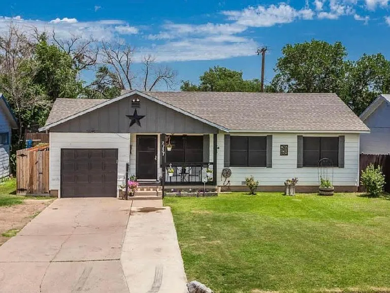 2137 S Fairfield St — Photo 1