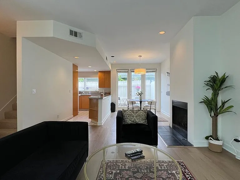 807 21st St #3 — Photo 7