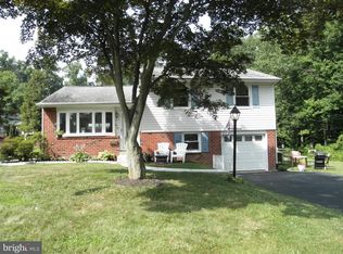 50 Woodhill Dr, Willow Grove, PA 19090