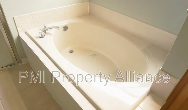 1521 Parkglen Cir — Photo 13