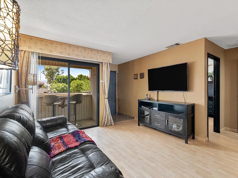 2822 N Auburn Ct #208 — Photo 5