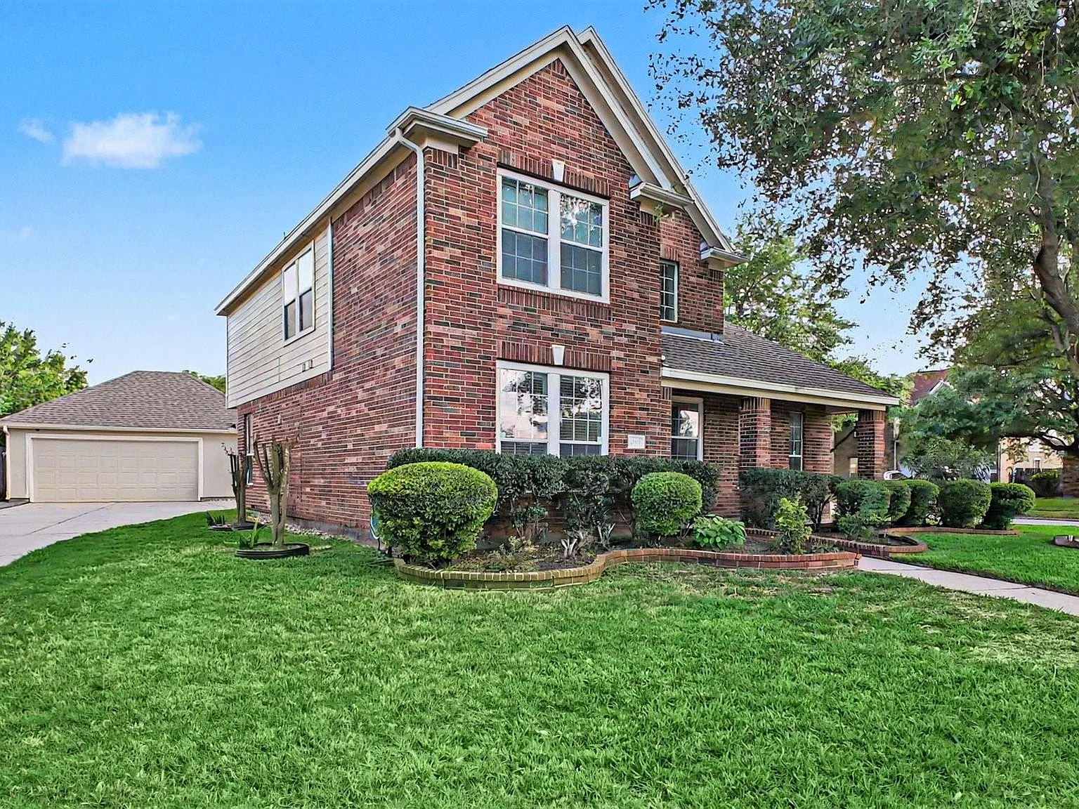 4 bed, 2.5 bath, 2433 sqft, $2,400 — Photo 3