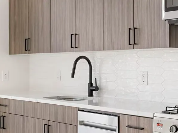 130-132 Mallory Avenue image 4 of 12