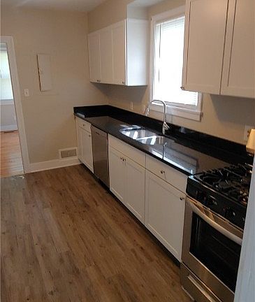 3rd image of 822 W 46th St