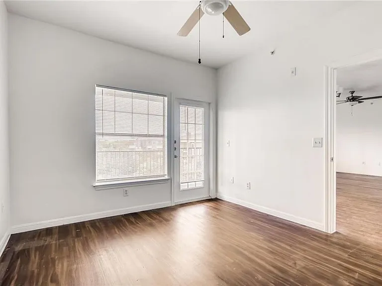 2320 Gracy Farms Ln — Photo 6