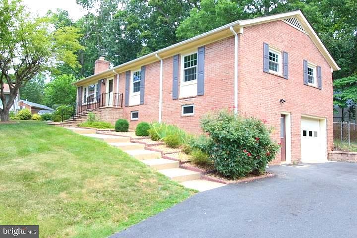 1st image of 425 Butternut Dr