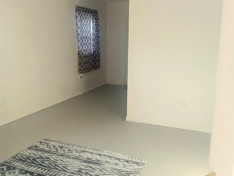 300 Joe Hilton St — Photo 4